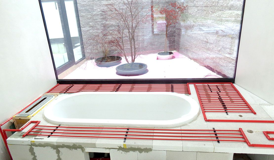 Heizungsumrandung um eine Badewanne